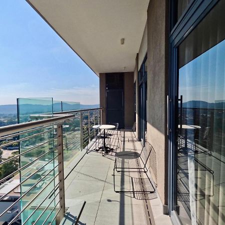 Menlyn Maine Apartments Pretoria Bagian luar foto