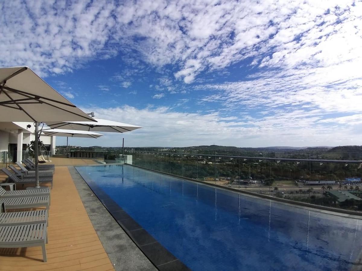 Menlyn Maine Apartments Pretoria Bagian luar foto