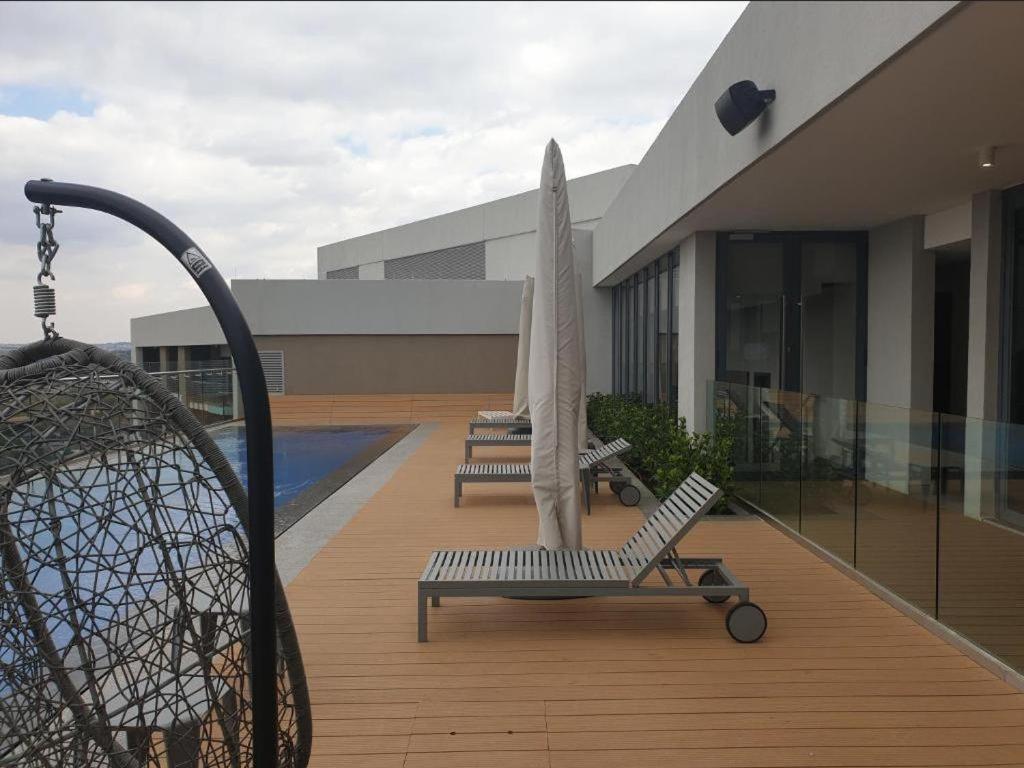 Menlyn Maine Apartments Pretoria Bagian luar foto