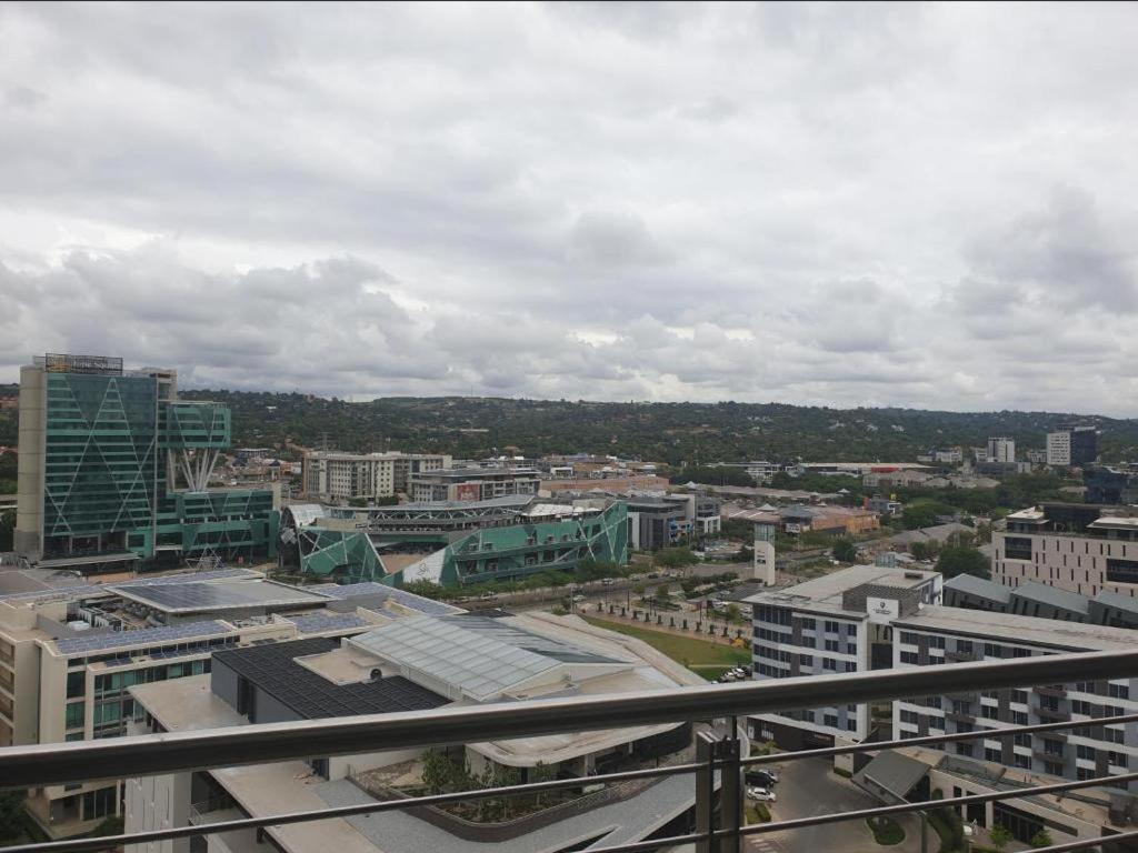 Menlyn Maine Apartments Pretoria Bagian luar foto