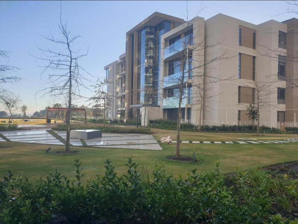Menlyn Maine Apartments Pretoria Bagian luar foto