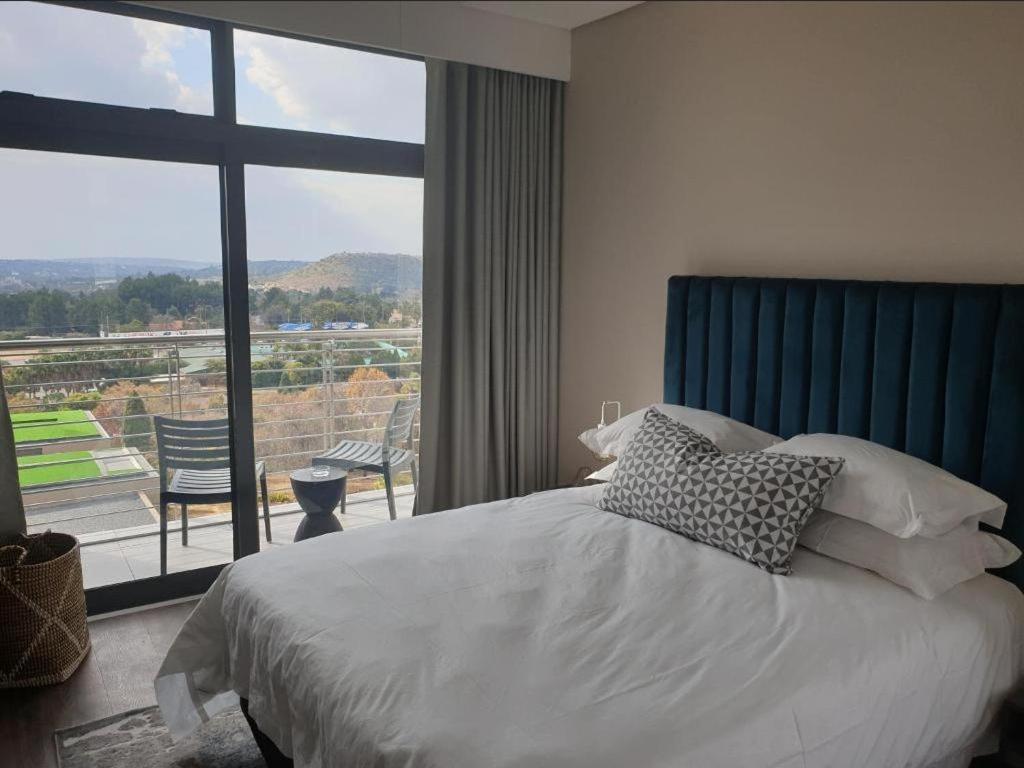 Menlyn Maine Apartments Pretoria Bagian luar foto