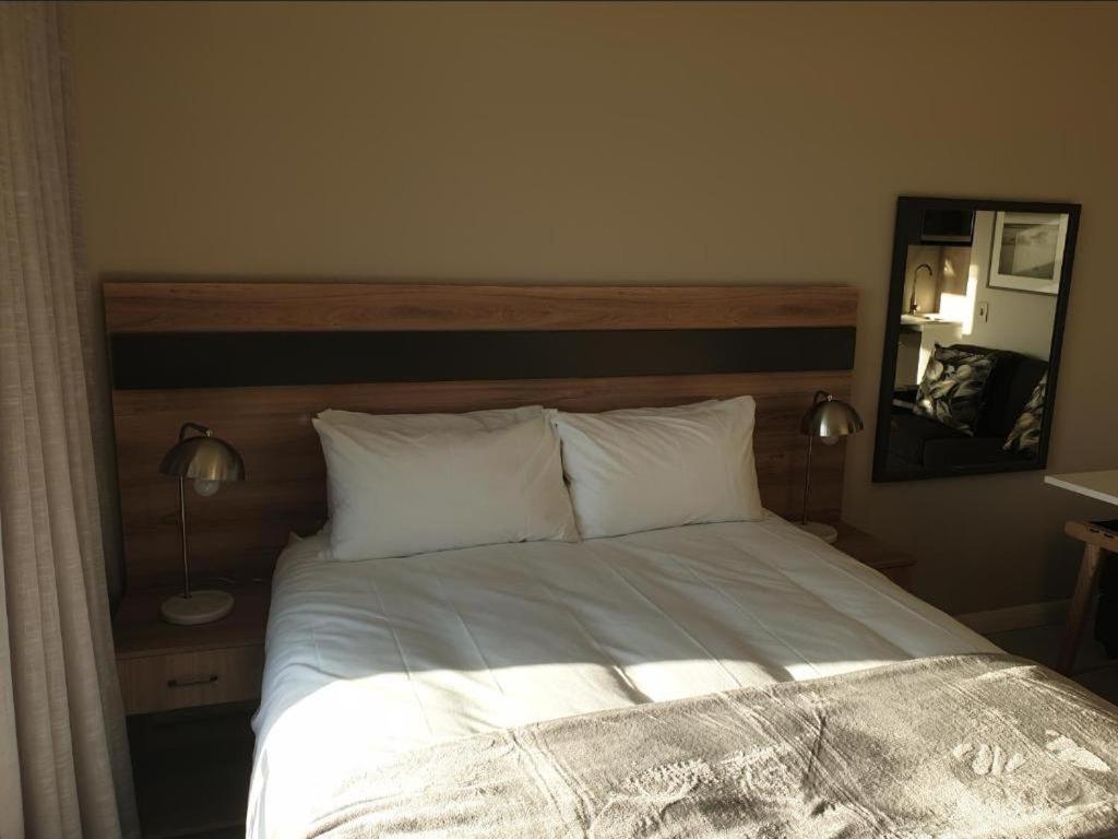 Menlyn Maine Apartments Pretoria Bagian luar foto