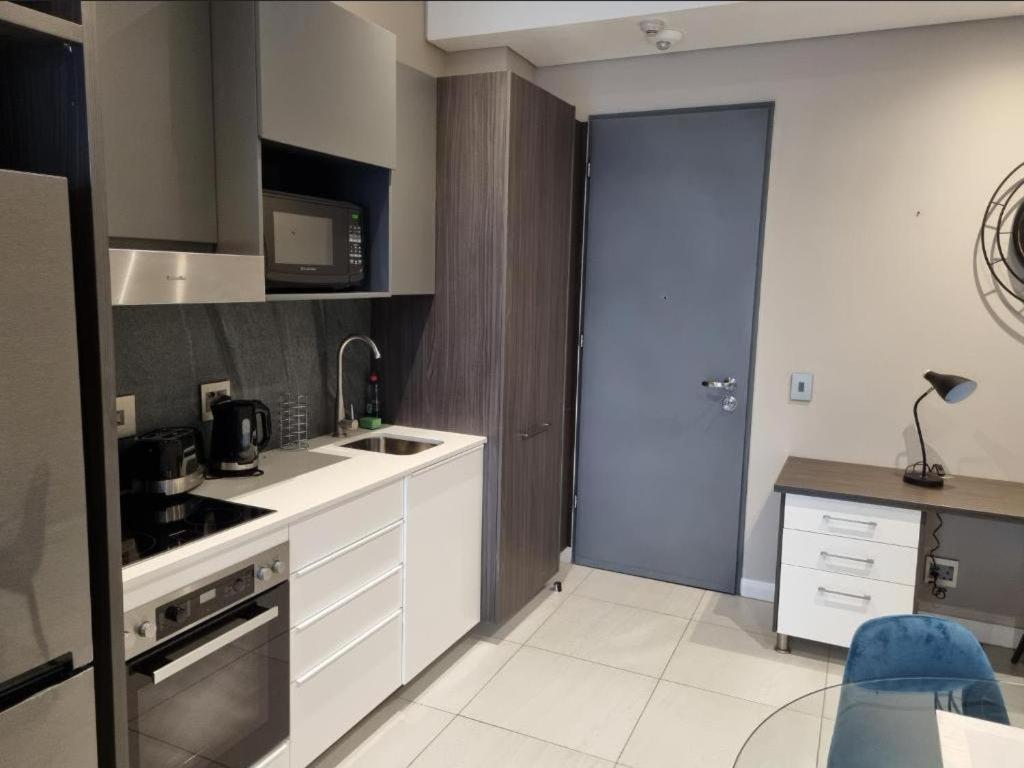 Menlyn Maine Apartments Pretoria Bagian luar foto