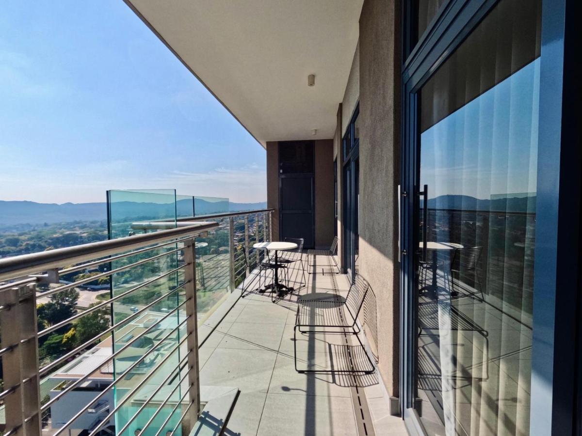 Menlyn Maine Apartments Pretoria Bagian luar foto