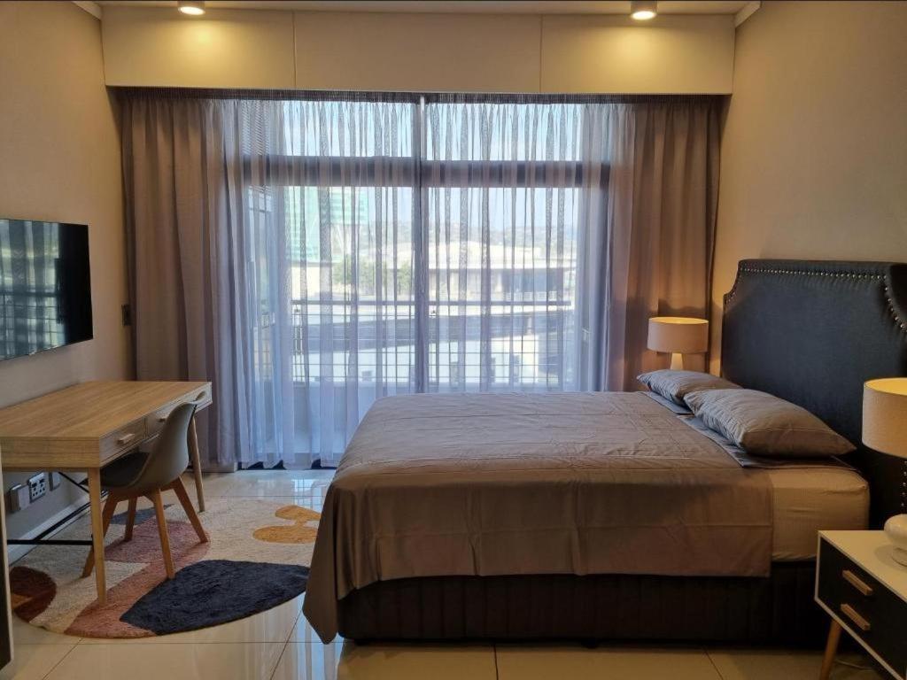 Menlyn Maine Apartments Pretoria Bagian luar foto