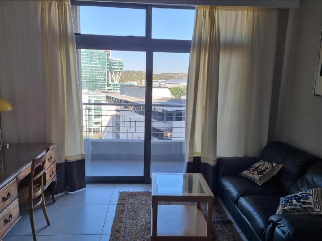 Menlyn Maine Apartments Pretoria Bagian luar foto