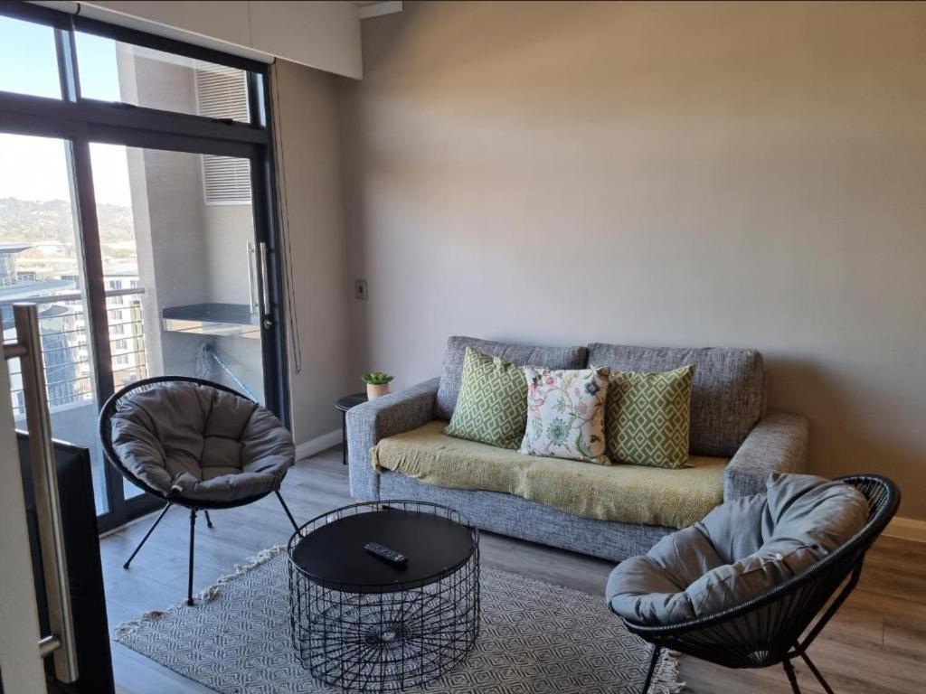 Menlyn Maine Apartments Pretoria Bagian luar foto