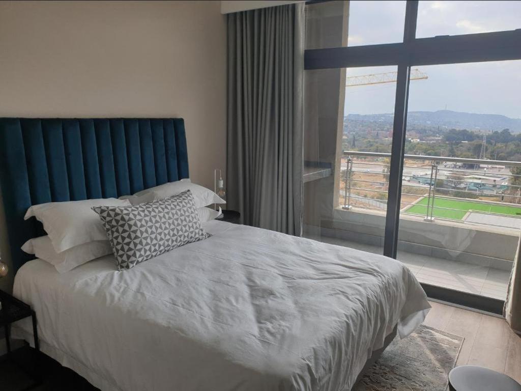 Menlyn Maine Apartments Pretoria Bagian luar foto