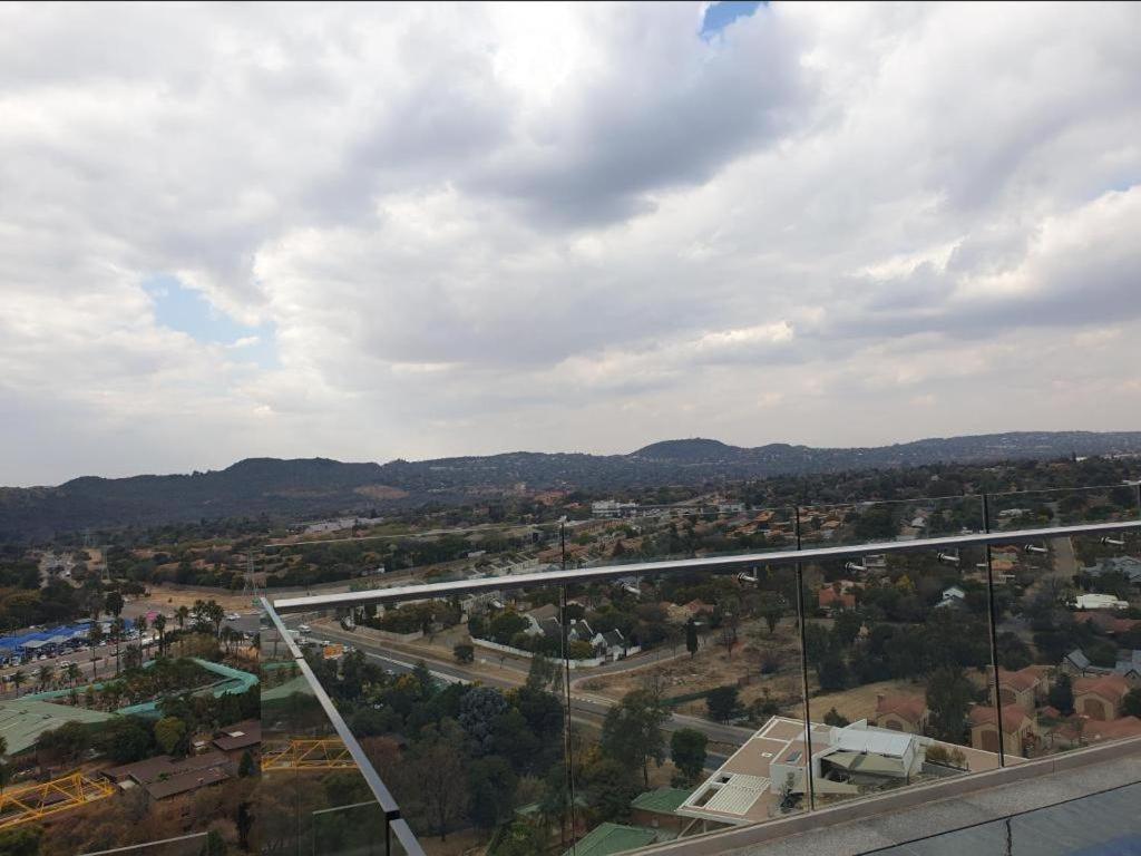 Menlyn Maine Apartments Pretoria Bagian luar foto
