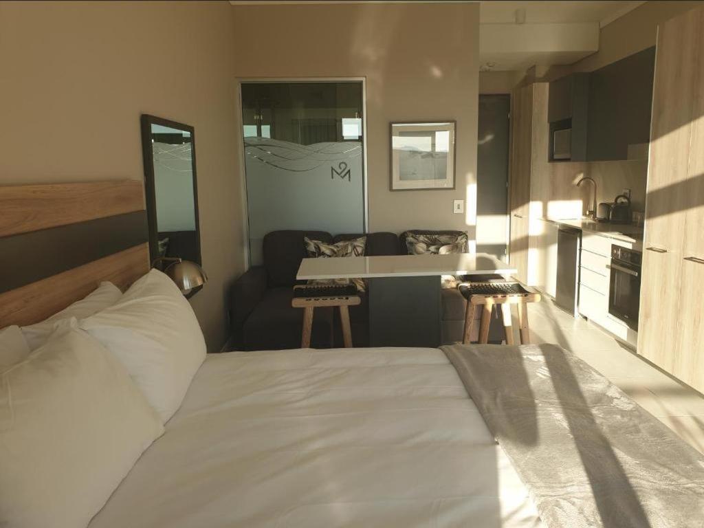 Menlyn Maine Apartments Pretoria Bagian luar foto