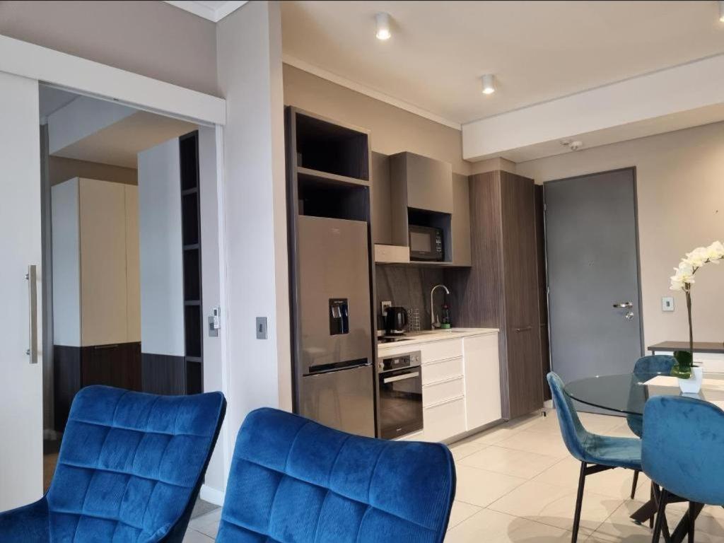 Menlyn Maine Apartments Pretoria Bagian luar foto