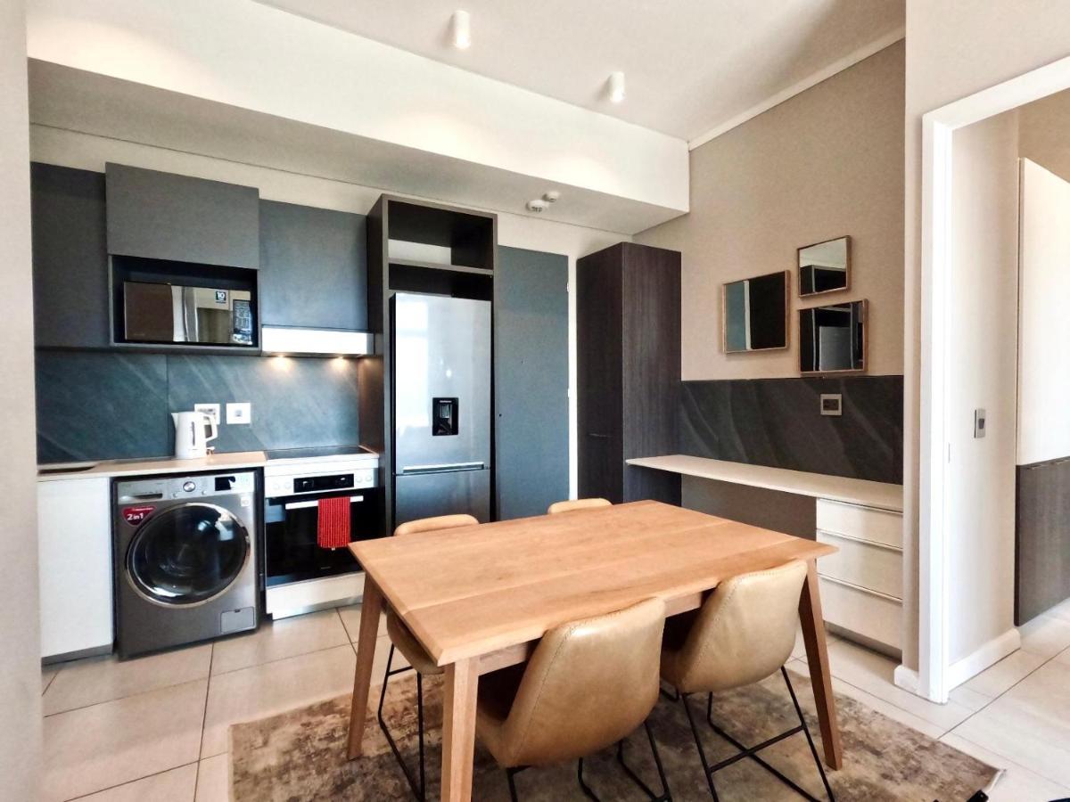Menlyn Maine Apartments Pretoria Bagian luar foto