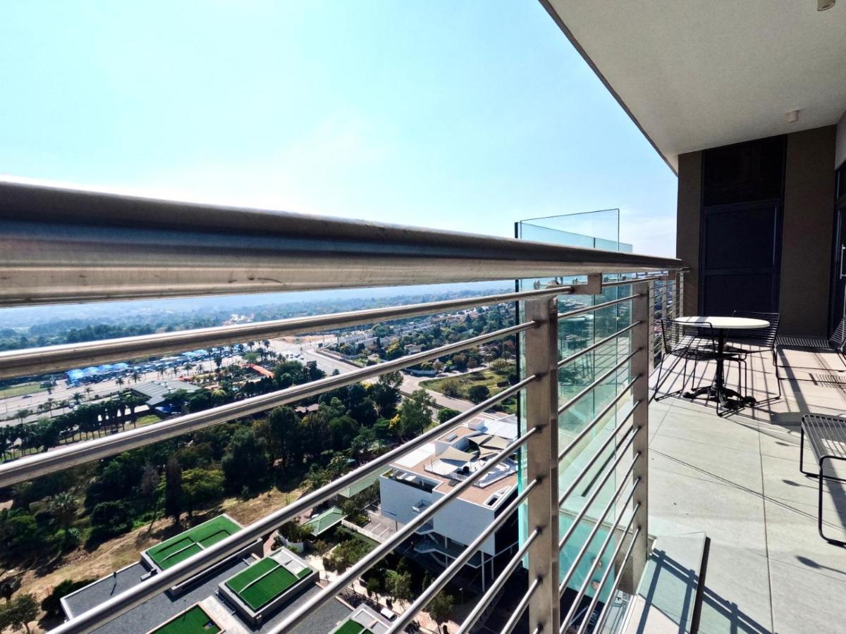 Menlyn Maine Apartments Pretoria Bagian luar foto