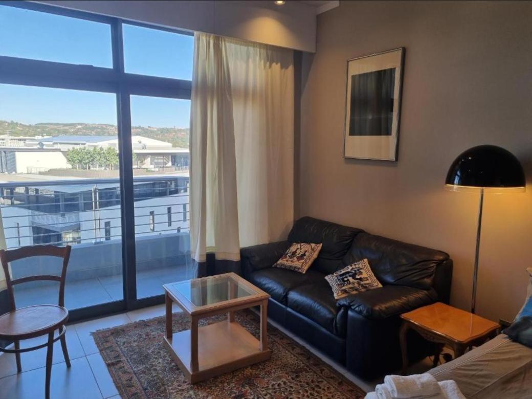 Menlyn Maine Apartments Pretoria Bagian luar foto