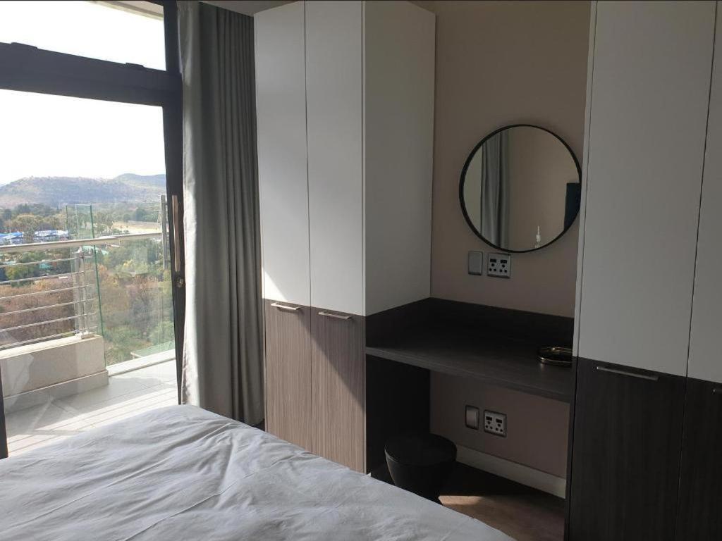 Menlyn Maine Apartments Pretoria Bagian luar foto