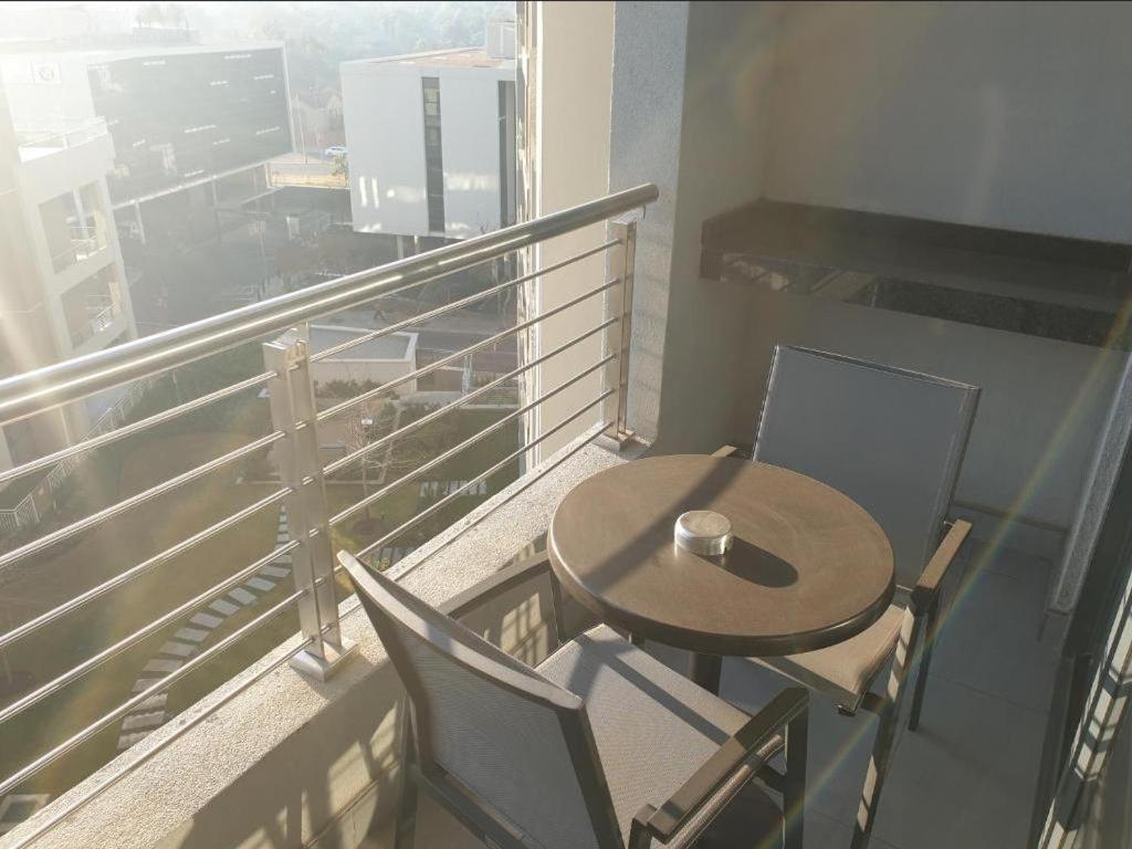 Menlyn Maine Apartments Pretoria Bagian luar foto