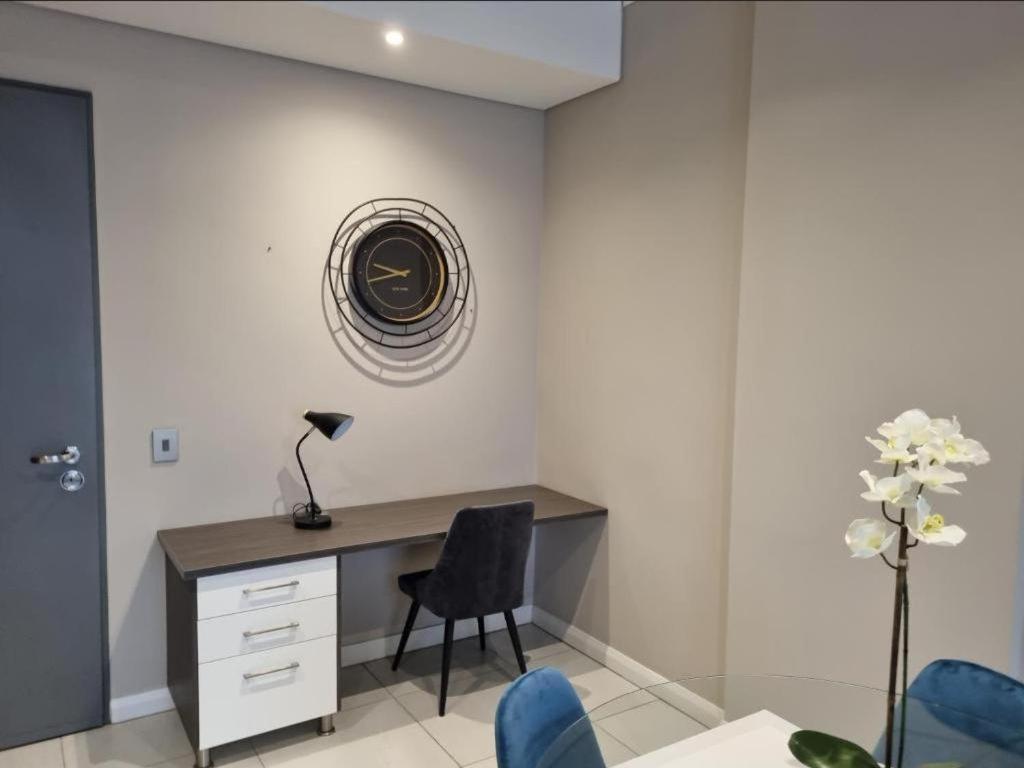 Menlyn Maine Apartments Pretoria Bagian luar foto