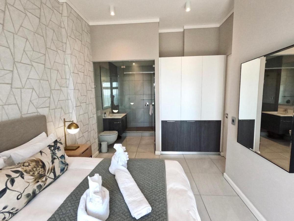 Menlyn Maine Apartments Pretoria Bagian luar foto
