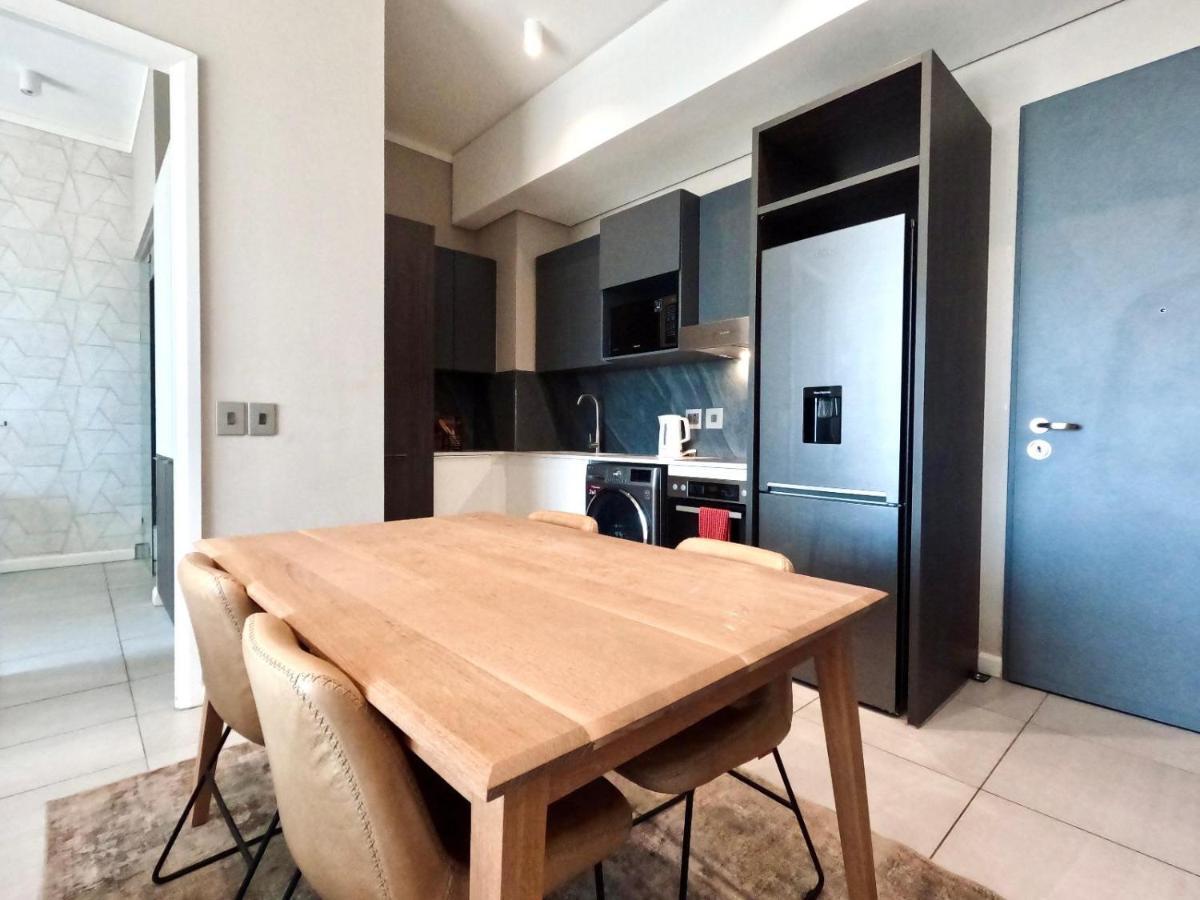 Menlyn Maine Apartments Pretoria Bagian luar foto