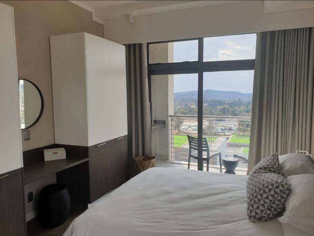 Menlyn Maine Apartments Pretoria Bagian luar foto