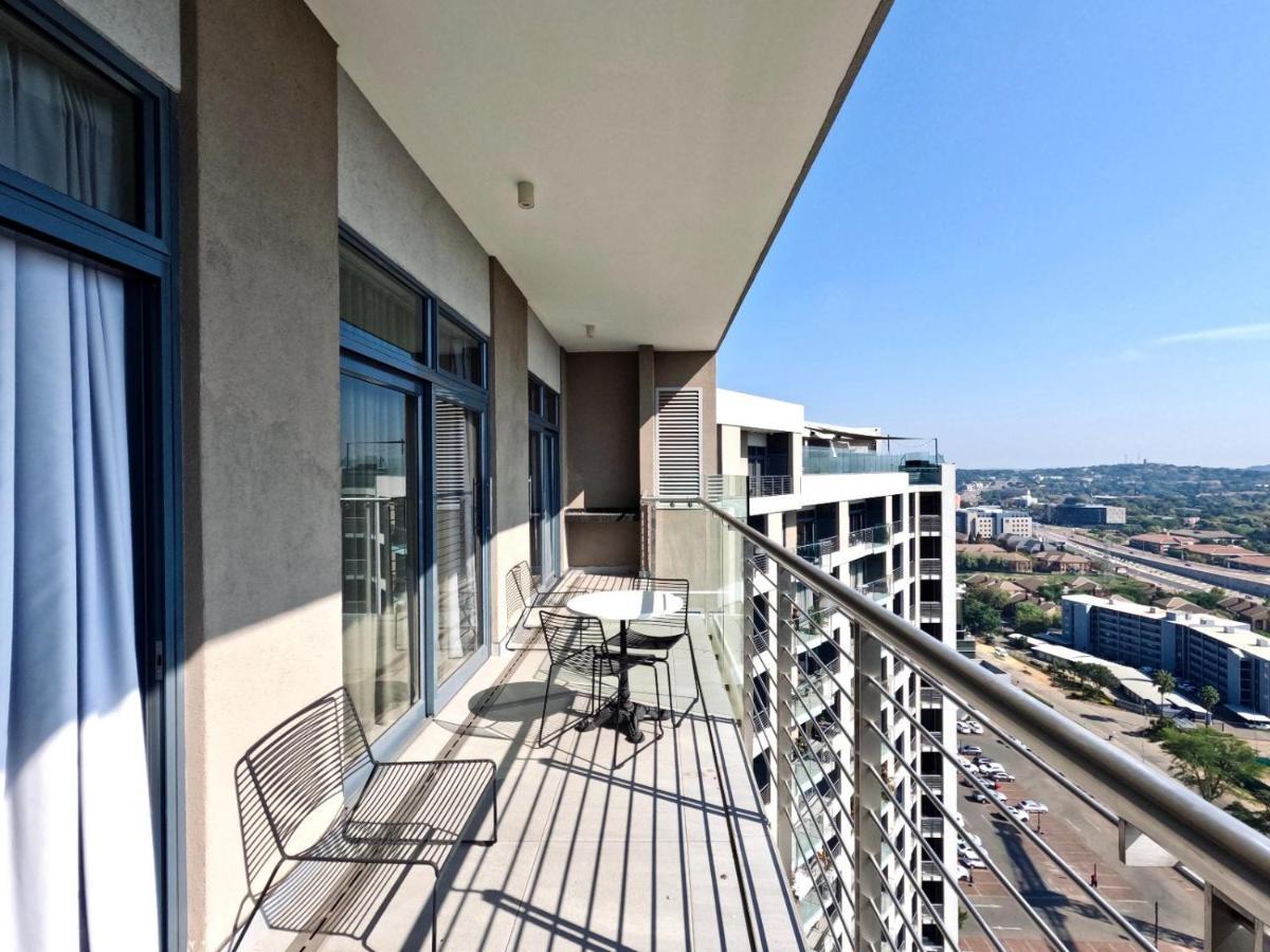Menlyn Maine Apartments Pretoria Bagian luar foto