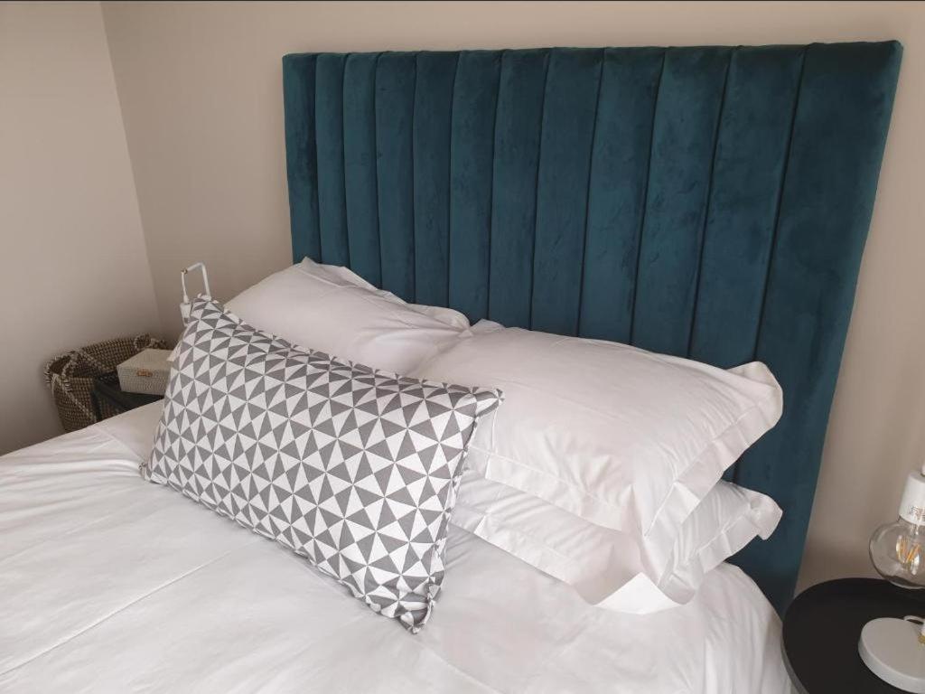 Menlyn Maine Apartments Pretoria Bagian luar foto