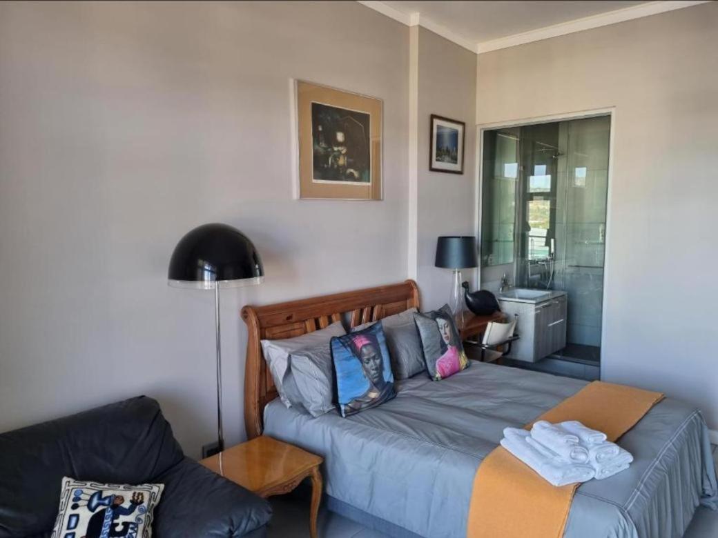 Menlyn Maine Apartments Pretoria Bagian luar foto