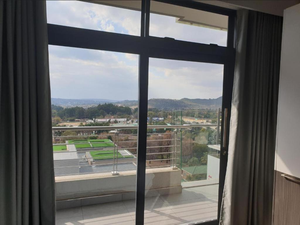 Menlyn Maine Apartments Pretoria Bagian luar foto