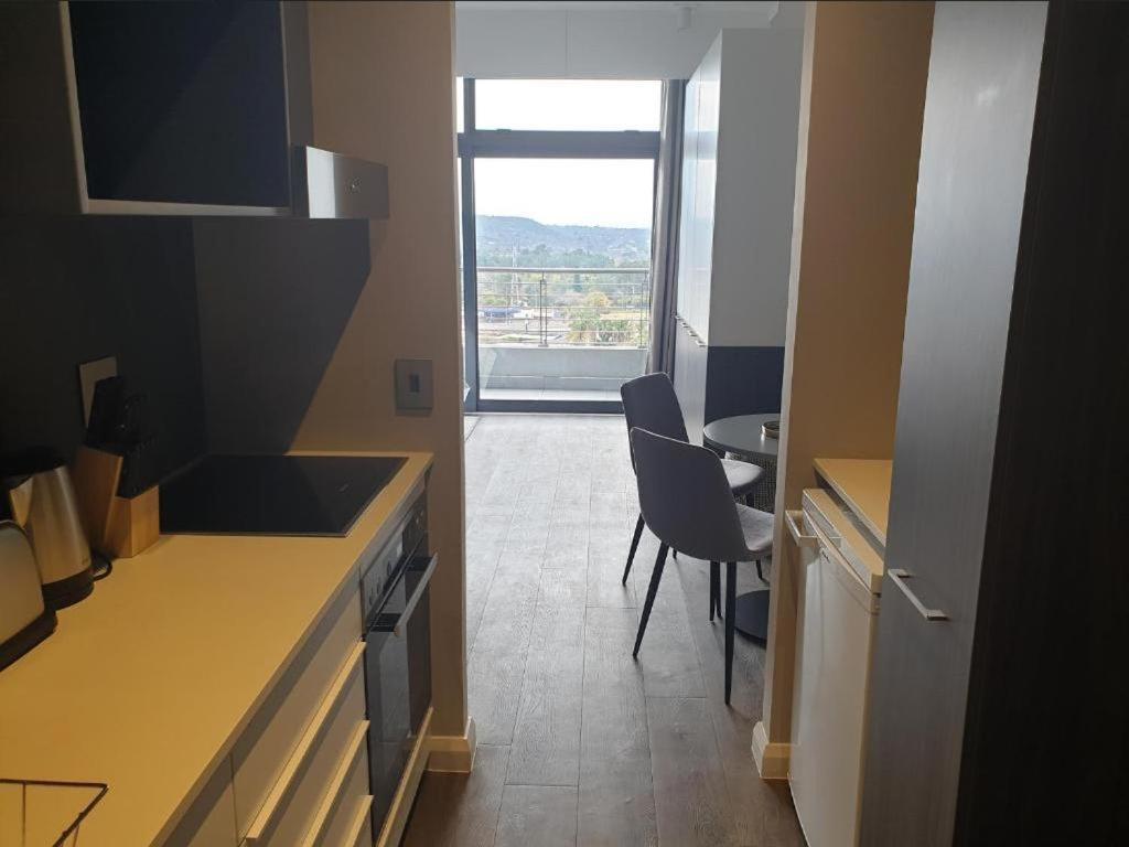 Menlyn Maine Apartments Pretoria Bagian luar foto