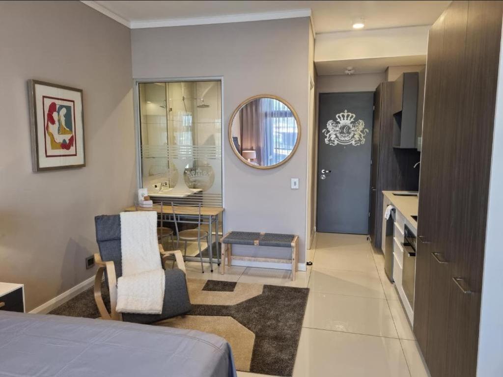Menlyn Maine Apartments Pretoria Bagian luar foto