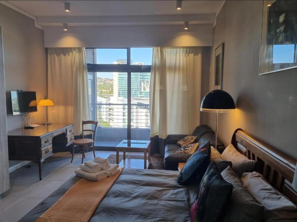 Menlyn Maine Apartments Pretoria Bagian luar foto