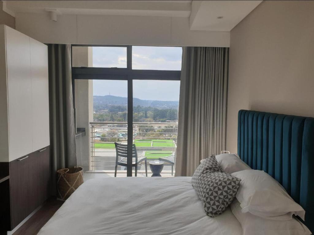Menlyn Maine Apartments Pretoria Bagian luar foto