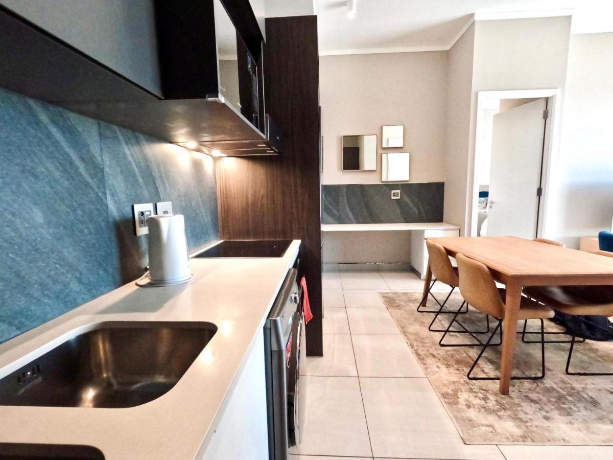 Menlyn Maine Apartments Pretoria Bagian luar foto