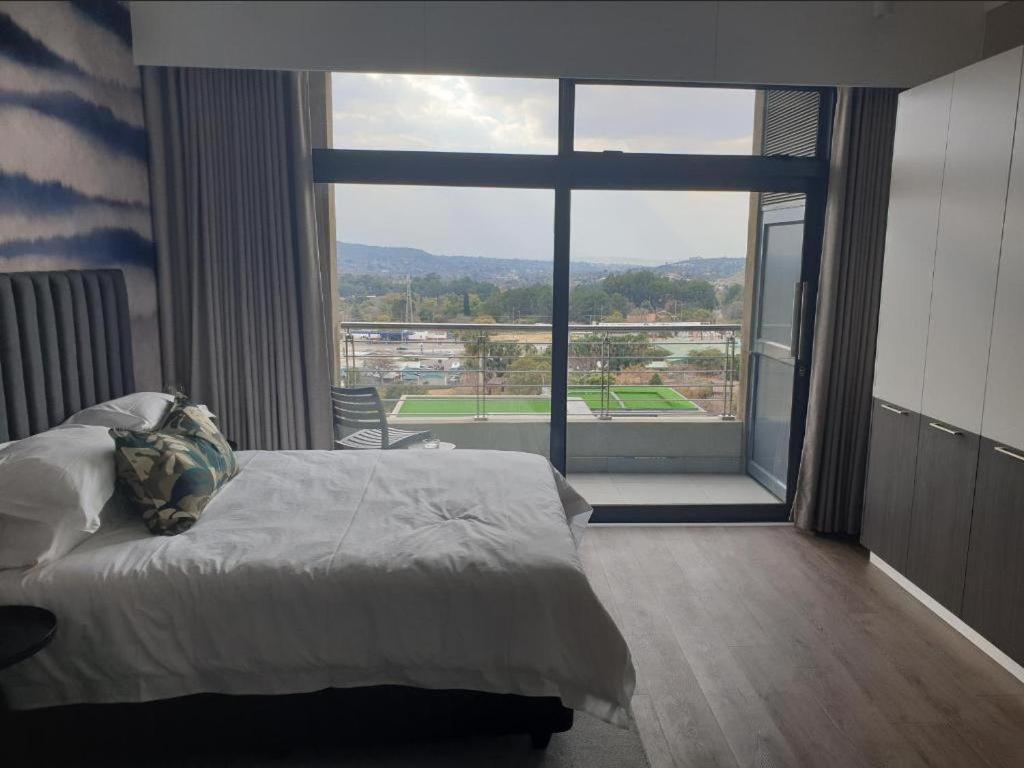 Menlyn Maine Apartments Pretoria Bagian luar foto
