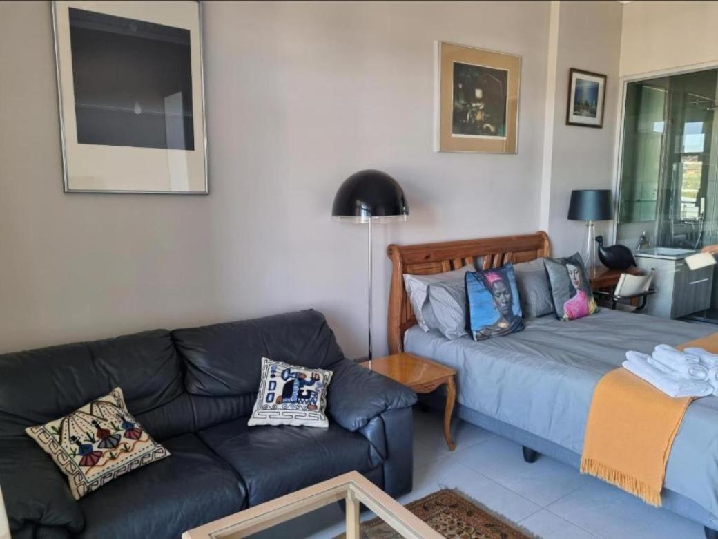 Menlyn Maine Apartments Pretoria Bagian luar foto